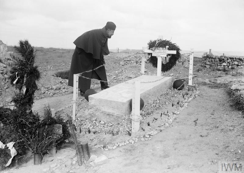 Doughty-Wylie'nin mezarını ziyaret eden arkadaşı, 1915 