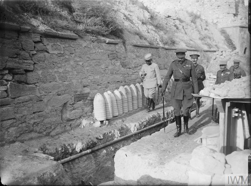 Lord Kitchener kale kapısına yakın bir konumda, 1915